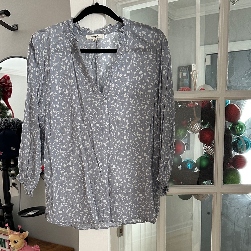 Monday fun  Gray and White Patterned Blouse size xl